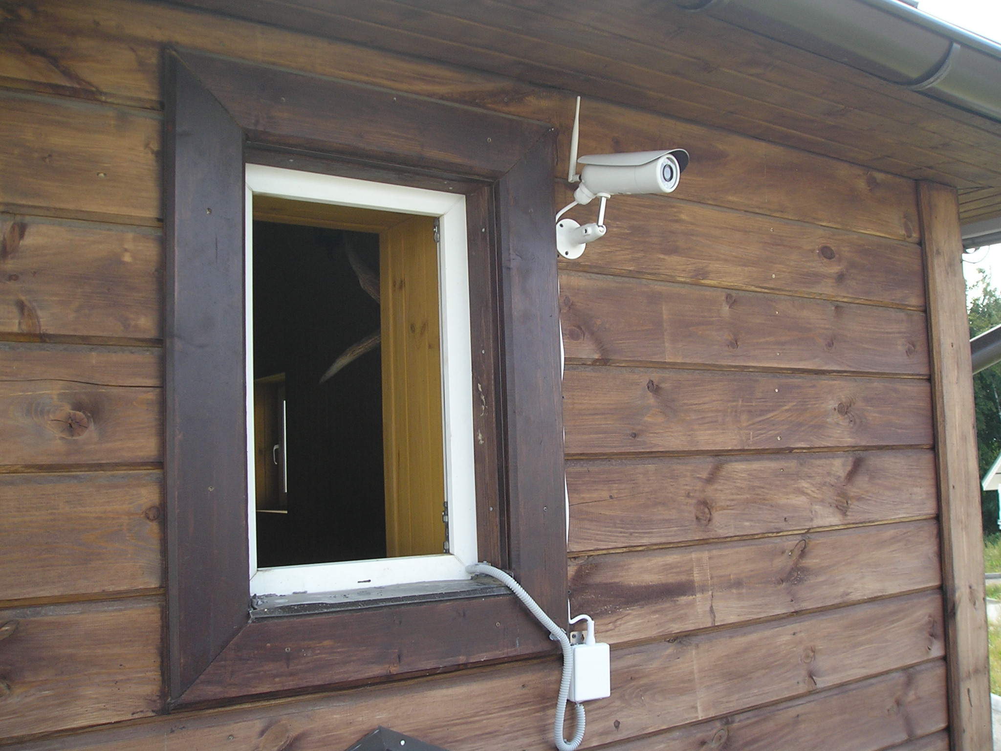 установка 3G камеры на стене гостинного домика